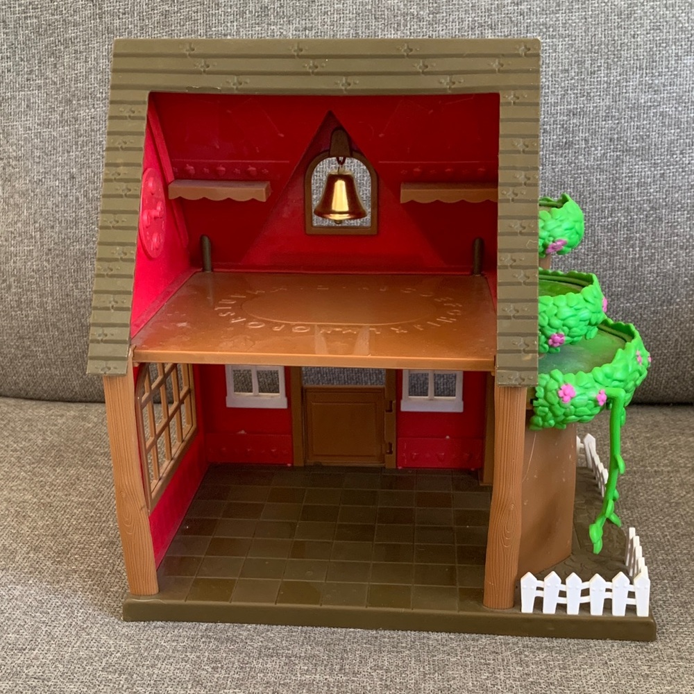 Li’l Woodzeez Woodland Schoolhouse Playset with Accessories - Picture 4 of 9